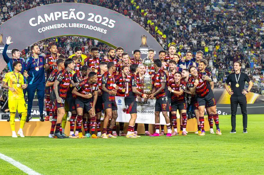 Jogadores do Flamengo levantam a taça da Libertadores de 2025 no Estádio Monumental de Lima, no Peru (Foto: Gilson Freitas/Gazeta Press)