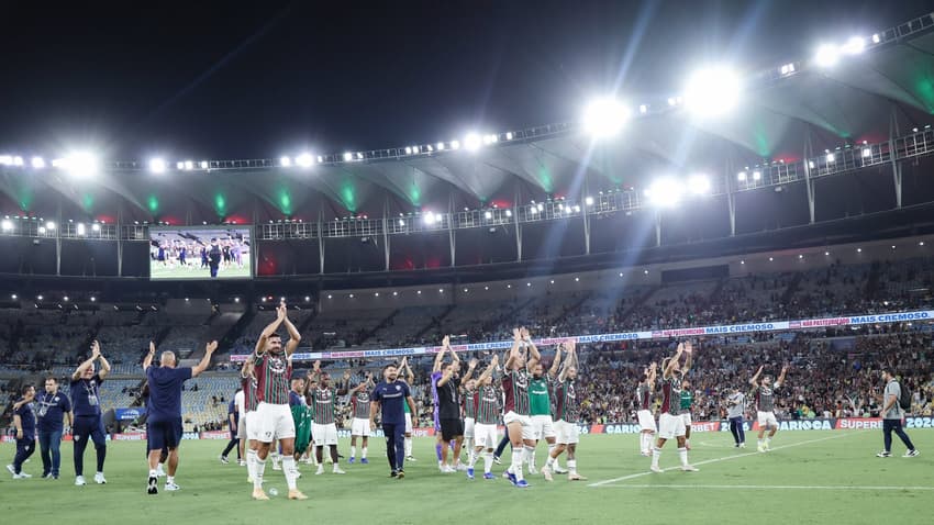 Elenco do Fluminense comemora com a torcida a classificação para a final do Carioca de 2026 (Foto: Marcelo Gonçalves/FFC)