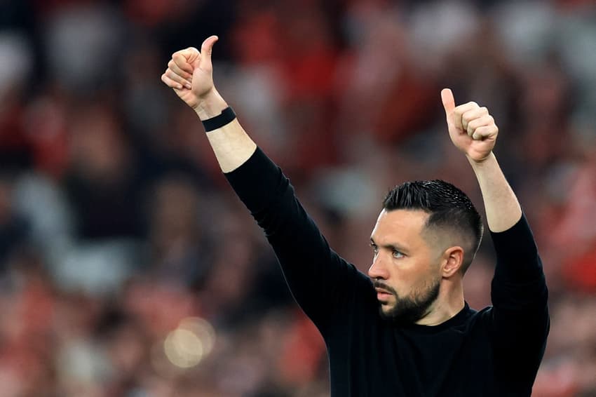 Francesco Farioli, técnico do Porto, gesticula durante clássico contra o Benfica pela Liga Portuguesa no Estádio da Luz (Foto: Patricia de Melo Moreira/AFP)