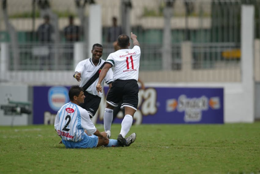 Romário comemora gol marcado pelo Vasco contra o Paysandu em 2005 (Foto: Julio Cesar Guimaraes/ Lancepress)
