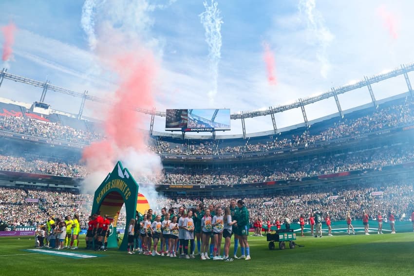 Equipes em campo antes de a bola rolar (Foto: Reprodução/Denver Summit)