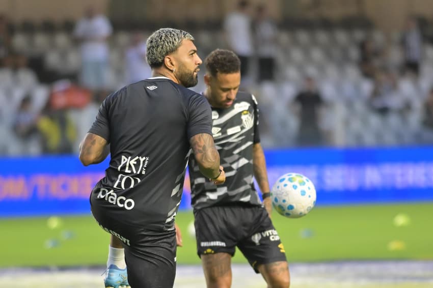 Neymar e Gabigol durante aquecimento do Santos antes de duelo contra o Vasco na Vila Belmiro pelo Brasileirão (Foto: Jota Erre/GazetaPress)