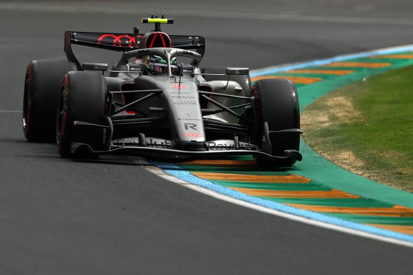 Gabriel Bortoleto em ação no treino do GP da Austrália pela F1 2026 (Foto: Martin KEEP / AFP)
