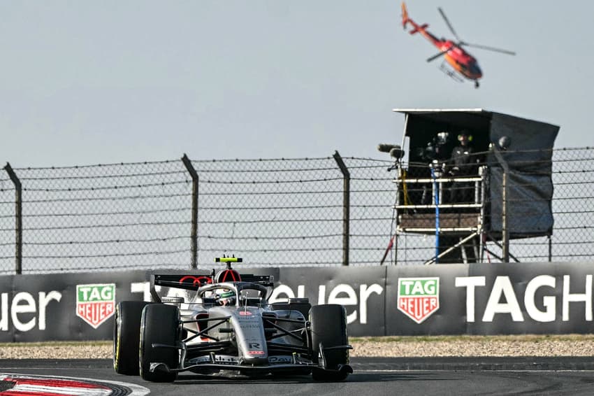 Gabriel Bortoleto em ação no GP da China pela F1 2026 (Foto: HECTOR RETAMAL / AFP)