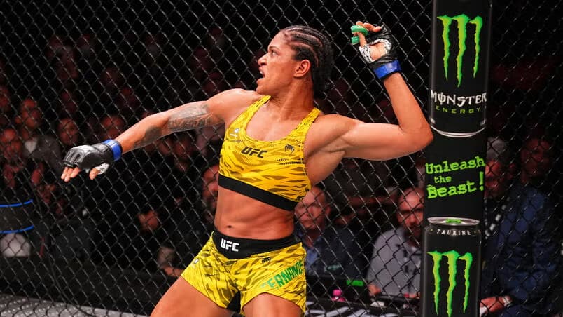 Gabriella Fernandes comemora a vitória no UFC Macau (Foto: Jeff Bottari/UFC)