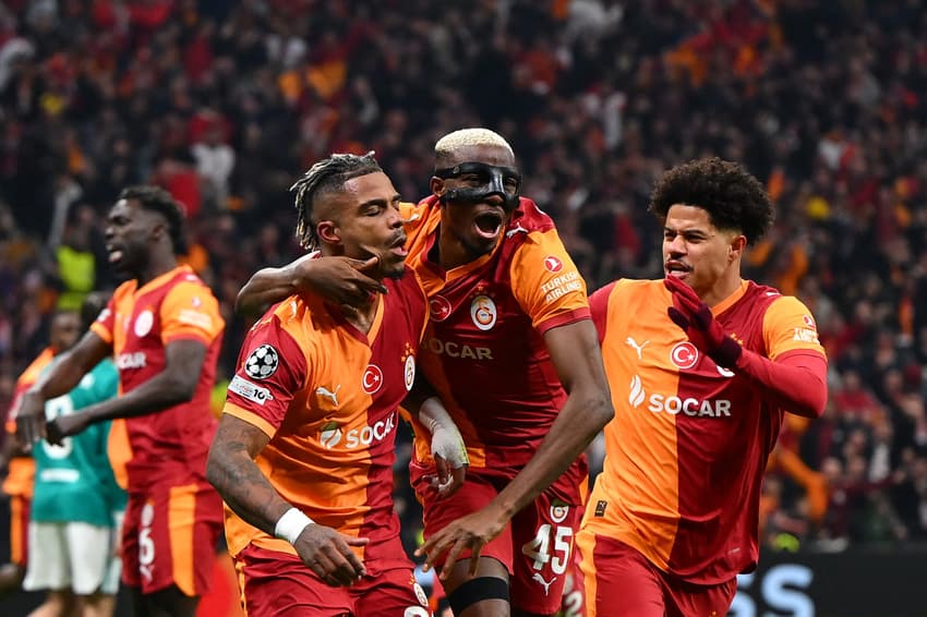 Mario Lemina celebra gol do Galatasaray contra o Liverpool nas oitavas da Champions League, ao lado de Victor Osimhen e Gabriel Sara (Foto: Yasin Akgul/AFP)