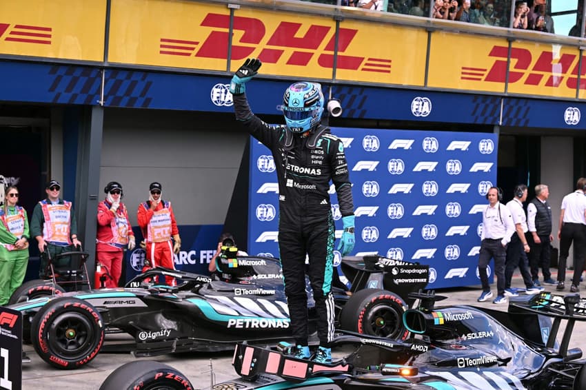 George Russell comemora pole position no GP da Austrália pela F1 2026 (Foto: WILLIAM WEST / AFP)