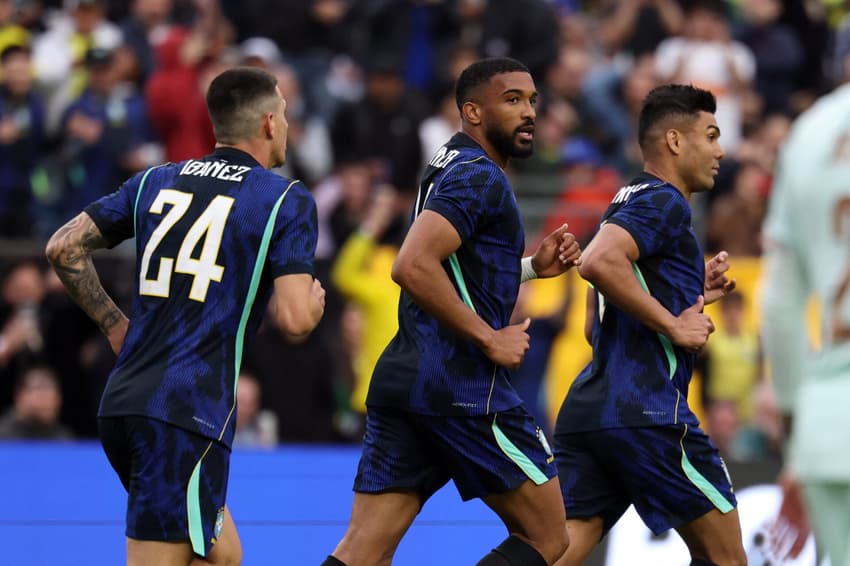 Bremer comemora gol ao lado de Ibañez e Casemiro durante amistoso entre Brasil e França, no Gillette Stadium (Foto: Franck Fife/AFP)