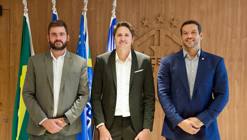 Diretor executivo da CBF, Helder Melillo, pentacampeão mundial em 2002 Edmilson e o presidente da CBF, Samir Xaud (Foto: Créditos: Samara Moumei/CBF)