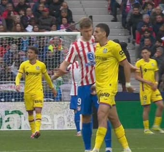 O zagueiro do Getafe apertou as partes íntimas do atacante noruegues do Atlético de Madrid, Sørloth (Foto: Reprodução / X)