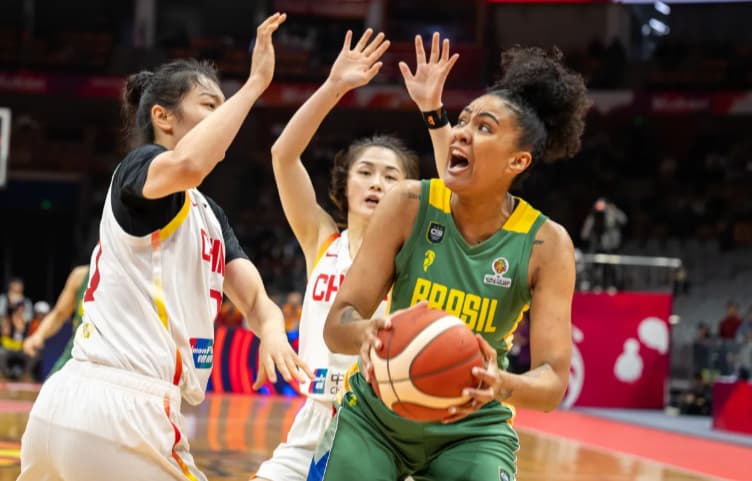 Damiris recebe a marcação de duas chinesas na derrota do Brasil (Divulgação/FIBA)