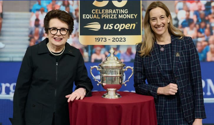 A americana Billie Jean King, em 2023, nos 50 anos da equiparação da premiação do US Open (Divulgação)