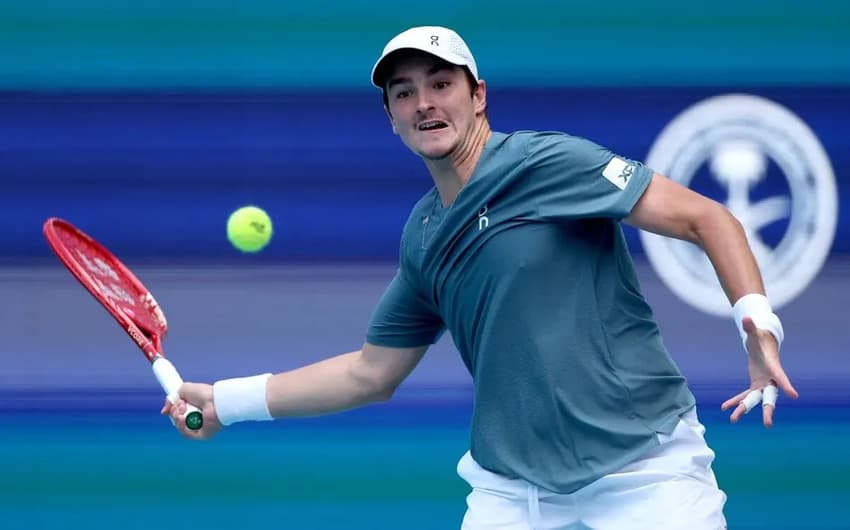 João Fonseca na vitória na estreia no Masters 1000 de Miami, contra o húngaro Fabian Marozsan (Foto: Matthew Stockman/AFP)