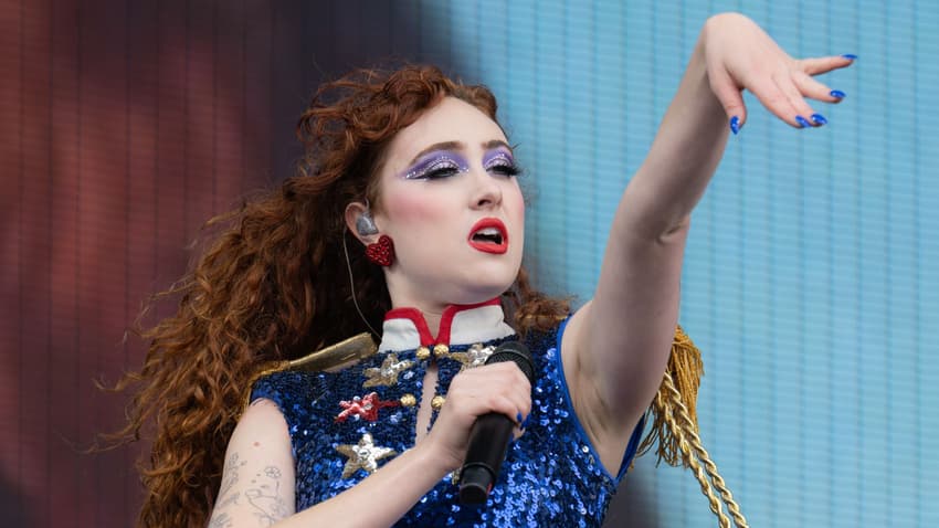 Chappell Roan se emociona ao celebrar a alegria queer durante show. (Foto: Reprodução)