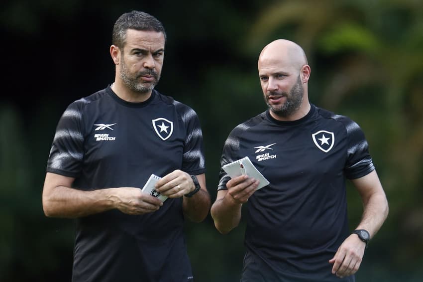 Franclim Carvalho (à direita) foi auxiliar de Artur Jorge no Botafogo (Foto: Vítor Silva/Botafogo)
