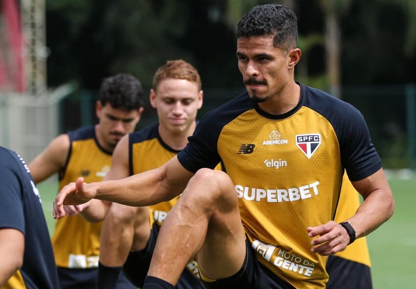 Lucas Ramon lateral São Paulo