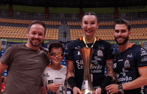 Tifany com o troféu de campeã da Superliga Feminina (Reprodução)