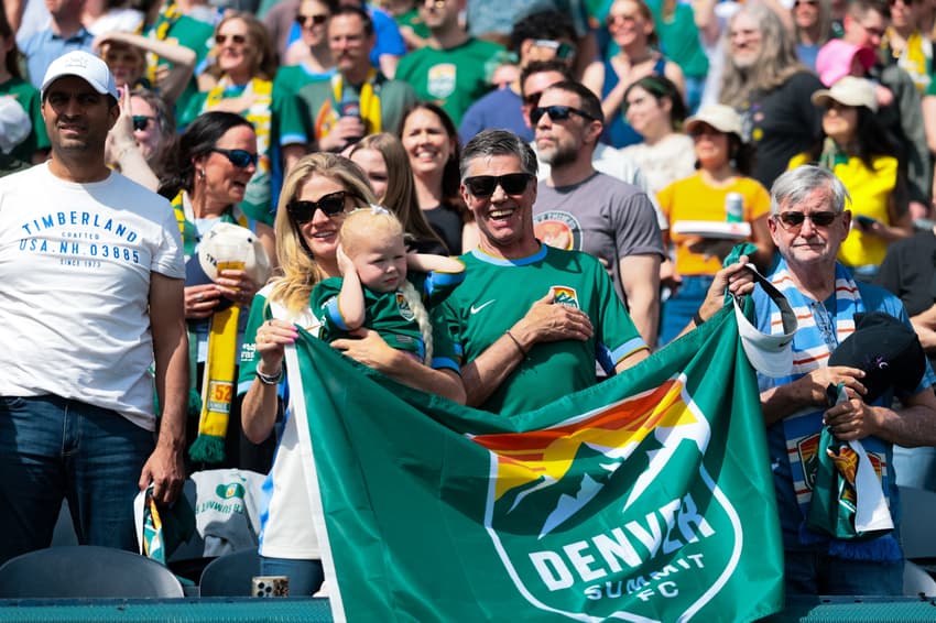 Família acompanha feito histórico no futebol feminino norte-americano (Foto: Reprodução/Denver Summit)