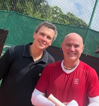 Bruno Soares e o americano Andre Agassi durante clínica no Rio (Reprodução)