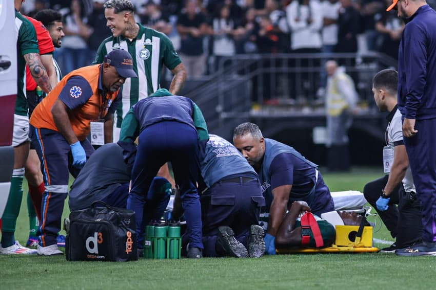 Jacy recebe atendimento em Corinthians e Coritiba pelo Campeonato Brasileiro (Foto: Everton Okubo/Agência F8/Gazeta Press)