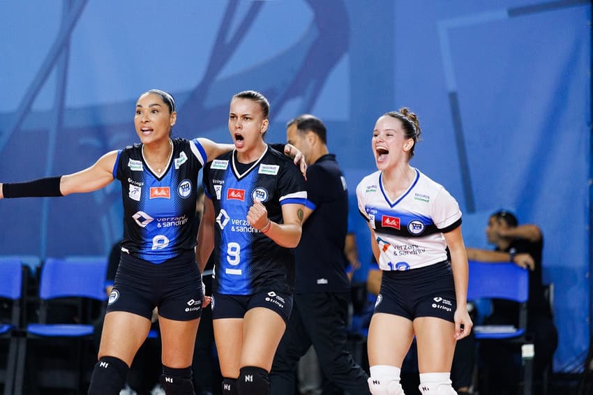 Jaque, do Pinheiros, comemora ponto com as companheiras de time (Foto: Gabriella Garbim/EC Pinheiros)