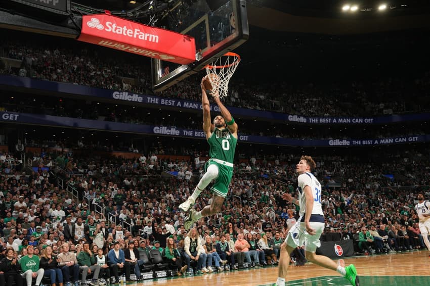 Jayson Tatum, do Boston Celtics enterra em jogo de estreia após lesão na NBA (Foto: Jesse D. Garrabrant / NBAE / Getty Images / Getty Images via AFP)