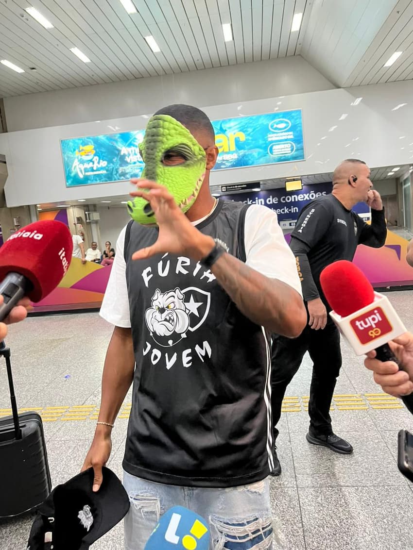 Júnior Santos chega ao Rio para assinar com o Botafogo (Foto: Maurício Luz / Lance!)