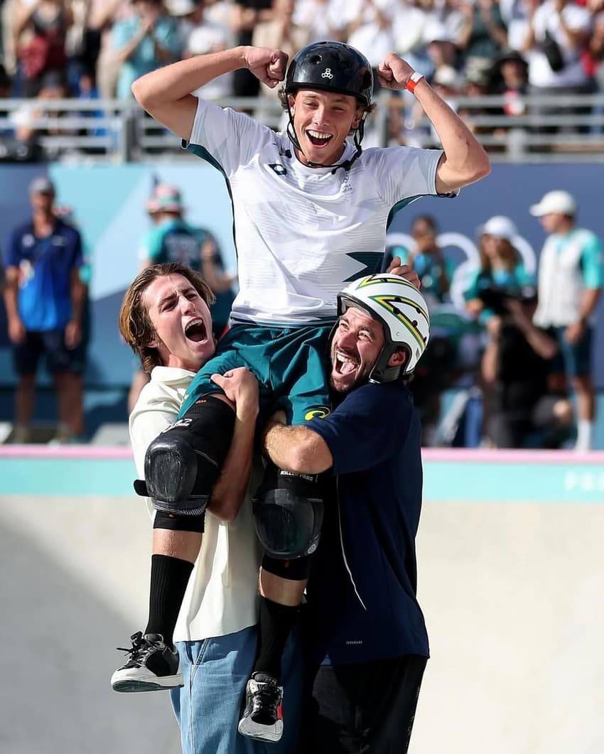 Os skatistas Tate Carew e Pedro Barros erguem Keegan Palmer nos ombros após ouro olímpico