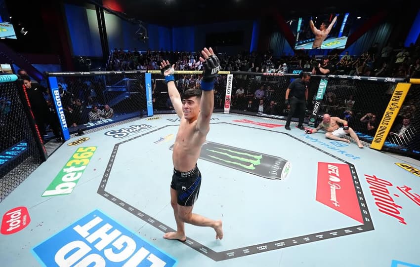 Kevin Vallejos nocauteou Josh Emmett no UFC (Foto: Reprodução/Instagram: @chino_vallejos19)