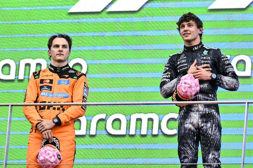 Oscar Piastri e Kimi Antonelli em pódio do GP do Japão na F1 2026 (Foto: Philip FONG / AFP)