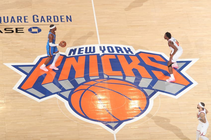 Shai Gilgeous-Alexander, do Oklahoma City Thunder, conduz a bola durante a partida contra o New York Knicks no Madison Square Garden, em Nova York (Foto: Nathaniel S. Butler / NBAE via Getty Images / Afp)