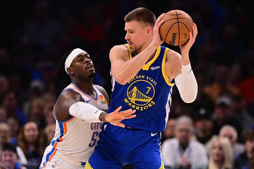 Kristaps Porzingis em ação pelo Golden State Warrios contra o Oklahoma City Thunder na NBA (Foto: Joshua Gateley/Getty Images/AFP)