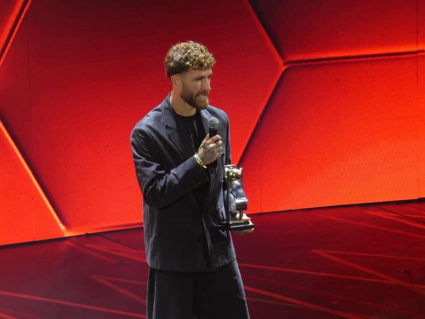 Léo Pereira, do Flamengo, durante premiação do Campeonato Carioca (Foto: Lucas Bayer/Lance!)