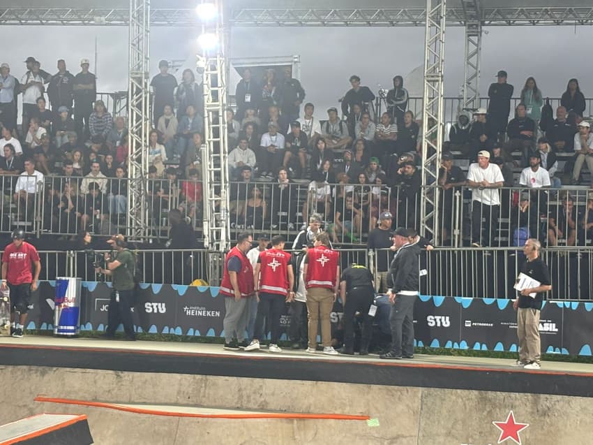 Luizinho recebe atendimento médico na semifinal do Mundial de Skate (Foto: Beatriz Pinheiro/ Lance!)