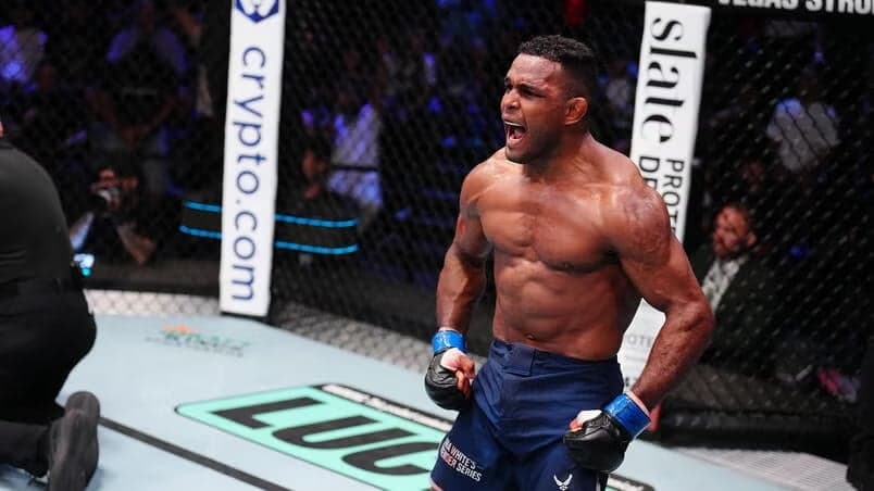 Manoel Souza comemora vitória no Dana White's Contender Series (Foto: Chris Unger/UFC)