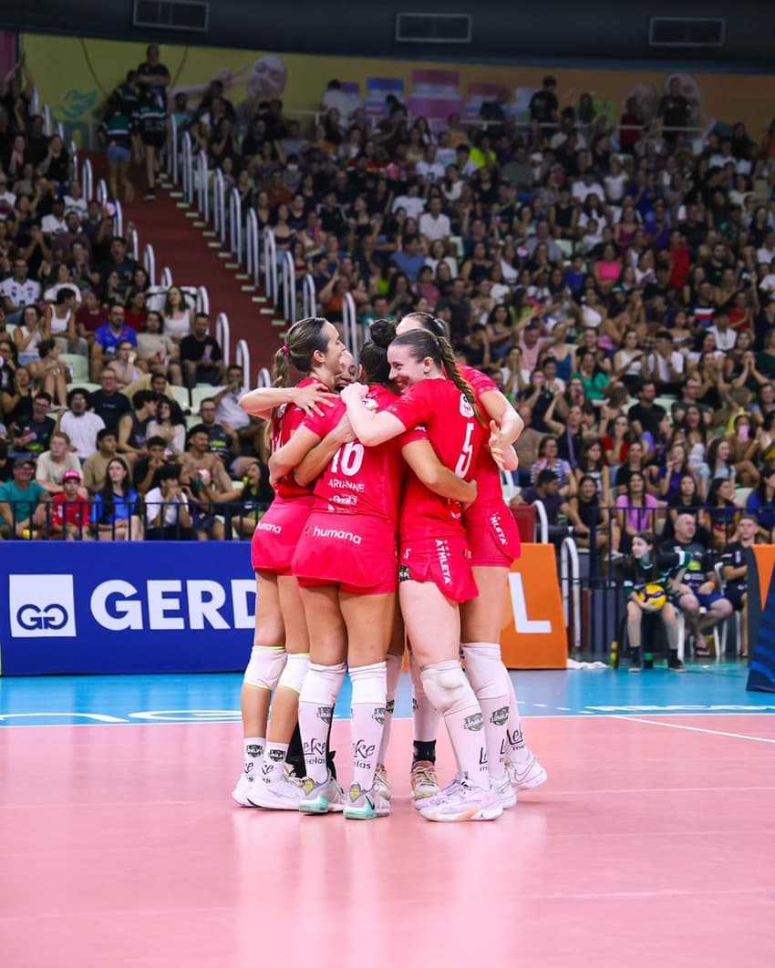 Maringá comemora ponto em partida contra o Minas pela Superliga Feminina 24/25 (Foto: Eduardo Maroldi)