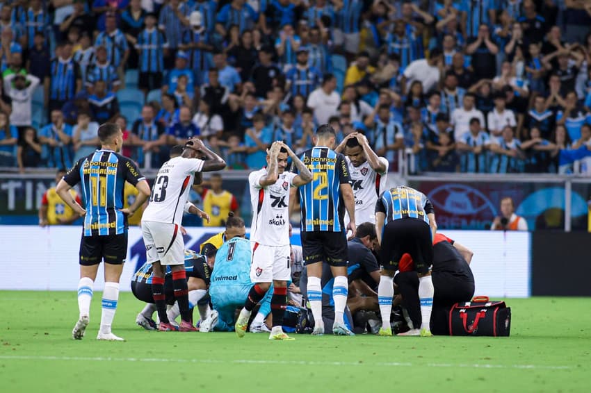 Marlon sofreu uma lesão grave durante a partida entre Grêmio e Vitória (Foto: Elton Silveira/W9 PRESS/Gazeta Press)