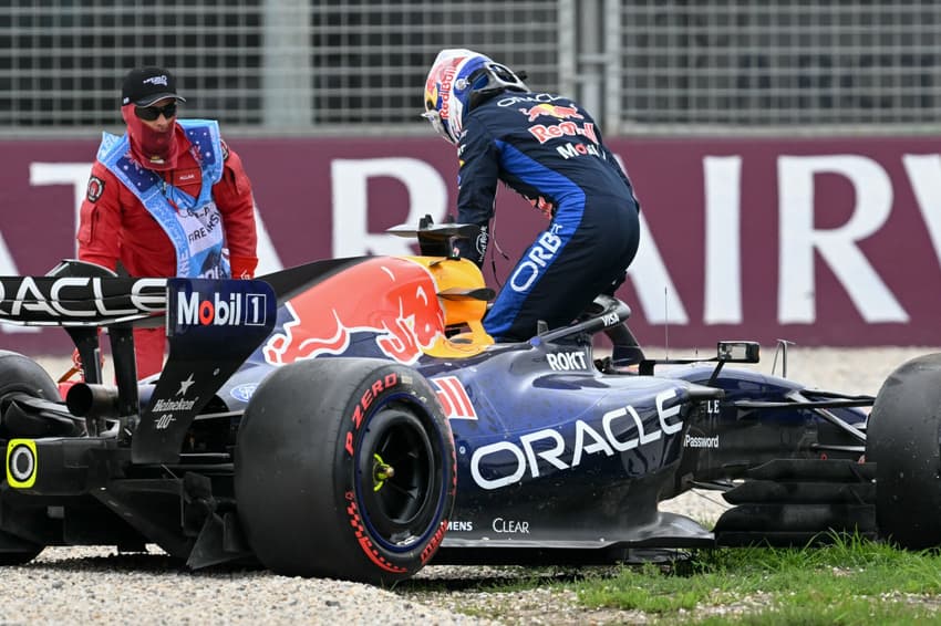 Max Verstappen sai do carro após batida na classificação do GP da Australia da F1 (Foto: Paul Crock / AFP)
