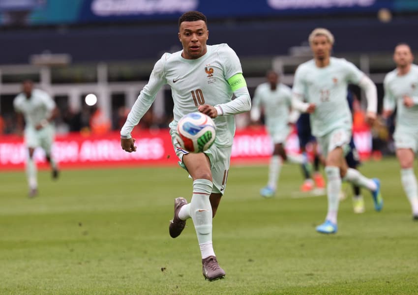 Mbappé em ação no amistoso entre França e Brasil nos Estados Unidos