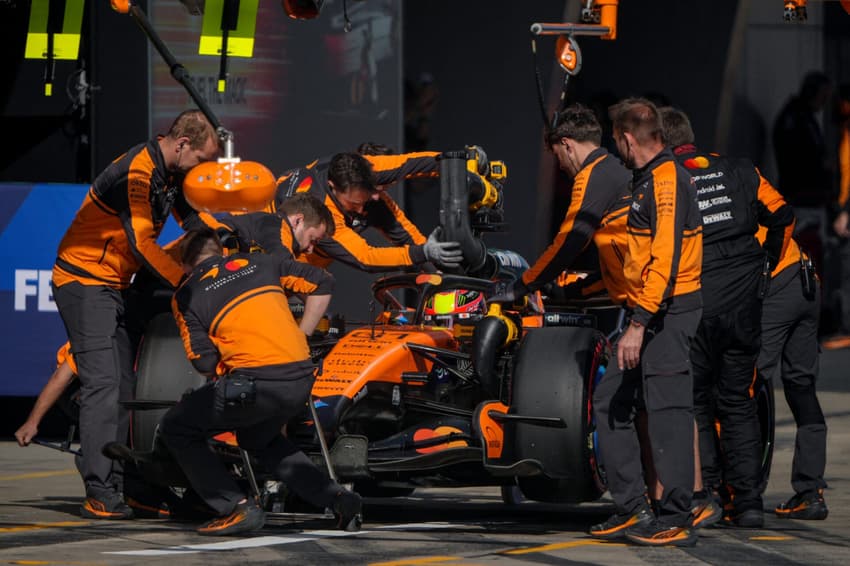 Pit stop da McLaren em GP da China na F1 2026 (Foto: Andy Wong / POOL / AFP)