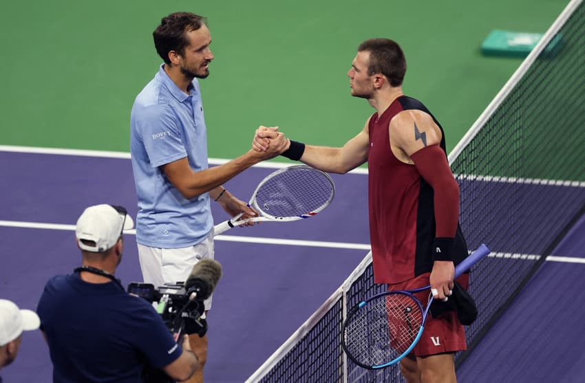 Jack Draper e Daniil Medvedev se comprimentam após a partida no Indian Wells (Foto: CLIVE BRUNSKILL / GETTY IMAGES NORTH AMERICA / Getty Images via AFP)