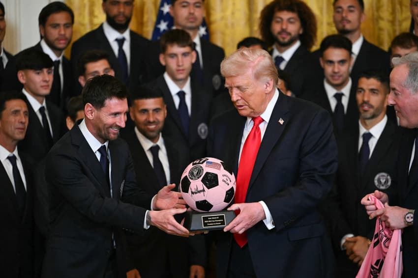 Lionel Messi entrega uma bola a Donald Trump, durante evento com o Inter Miami, campeão da MLS 2025, na Casa Branca (Foto: Andrew Caballero-Reynolds/AFP)