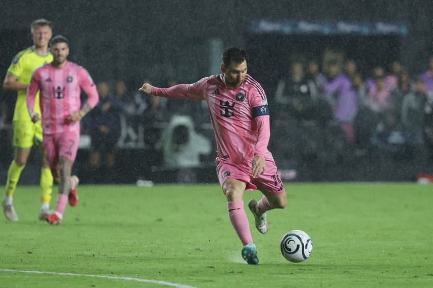 Lionel Messi finaliza pelo Inter Miami contra o Nashville SC pelas oitavas da Copa dos Campeões da Concacaf, no Chase Stadium, em Fort Lauderdale (Foto: Leonardo Fernandez/AFP)