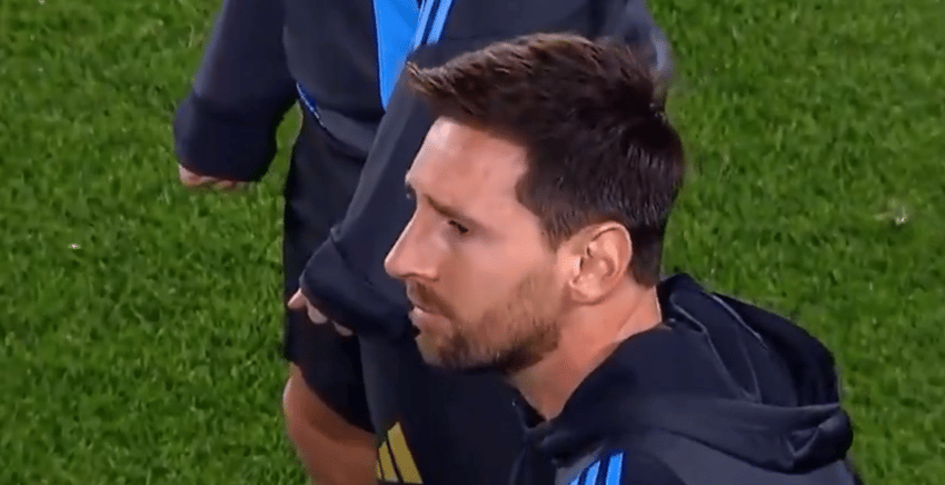 Messi em campo pela Argentina em Buenos Aires (Foto: Reprodução)