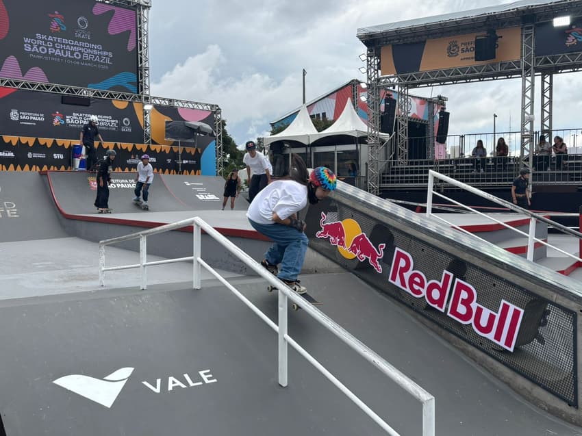 Atletas da primeira bateria no aquecimento (Foto: Beatriz Pinheiro/ Lance!)