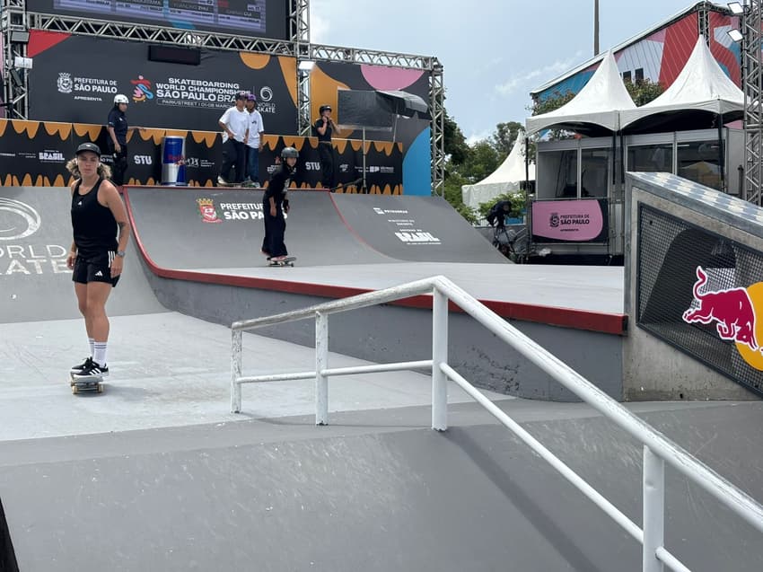 Estamos de volta! A organização deu mais sete minutos de aquecimento para as skatistas (Foto: Beatriz Pinheiro/ Lance!)