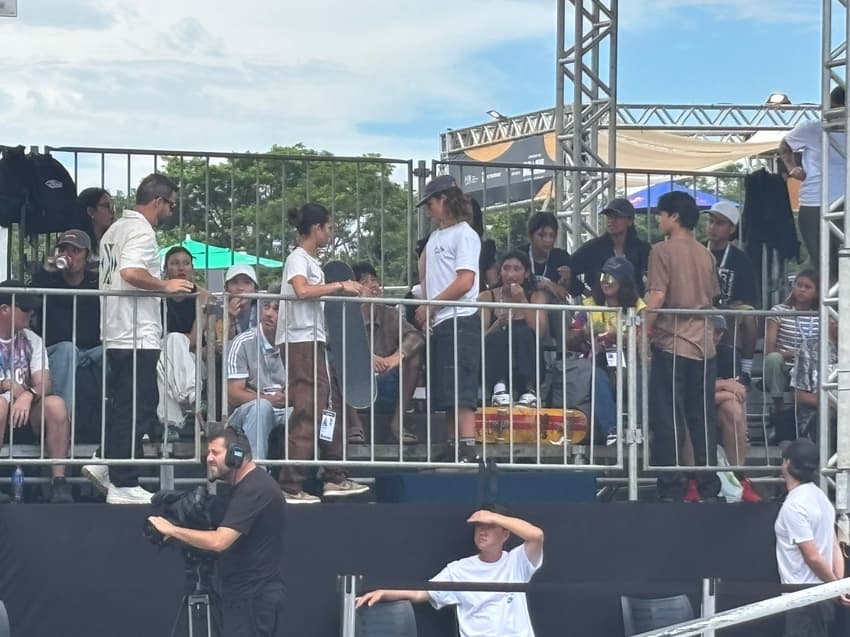 Rayssa Leal deixa arquibancada para sua bateria no Mundial (Foto: Beatriz Pinheiro)