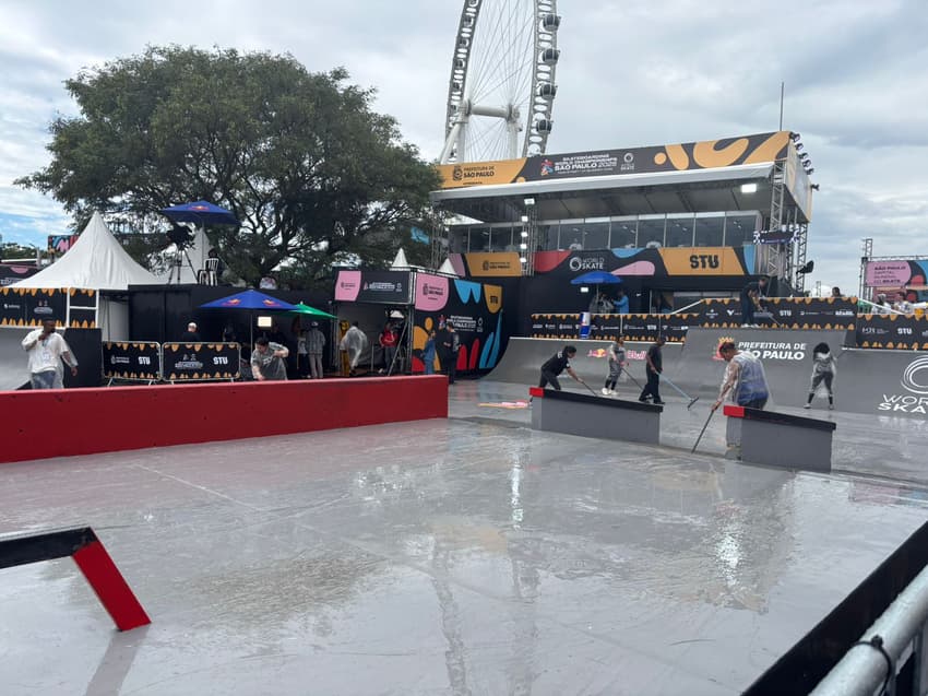 Organização começa a secar a pista no Parque Cândido Portinari (Foto: Beatriz Pinheiro/ Lance!)