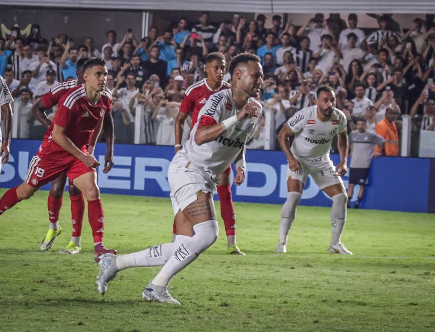 Neymar comemora seu gol no jogo do Santos contra o Internacional, na Vila Belmiro, pelo Brasileirão