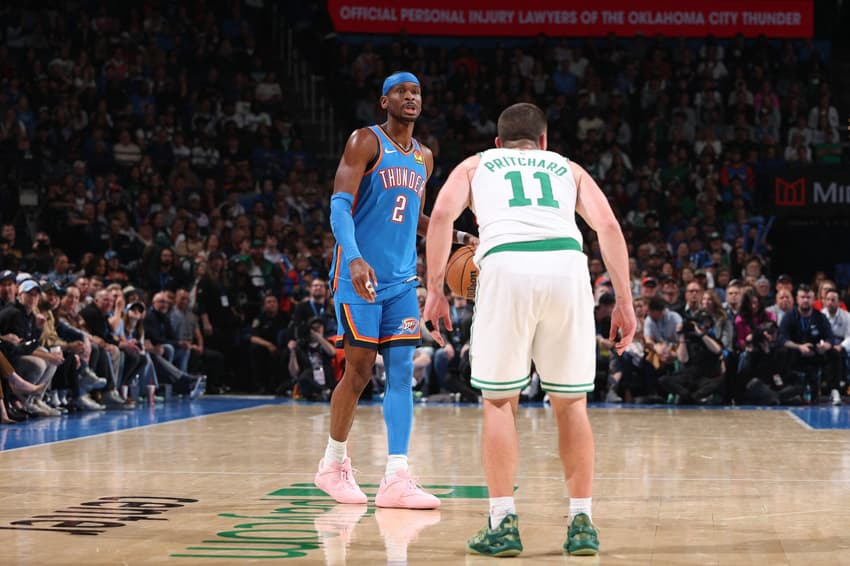 Shai Gilgeous-Alexander do Oklahoma City Thunder durante jogo da NBA (Foto: Zach Beeker / NBAE / Getty Images / Getty Images via AFP)